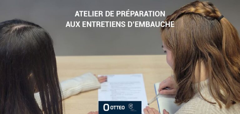 Lauréna Linglet, RH OTTEO et une élève en Management de l'IAE Lille. Elles regardent un CV en atelier de préparation aux entretiens d'embauche.